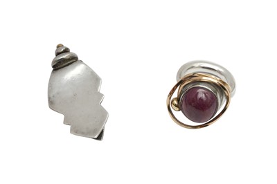 Lot 39 - A GEM-SET RING AND A MONEY CLIP BY TOM McEWAN