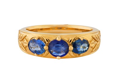 Lot 40 - A SAPPHIRE THREE-STONE RING