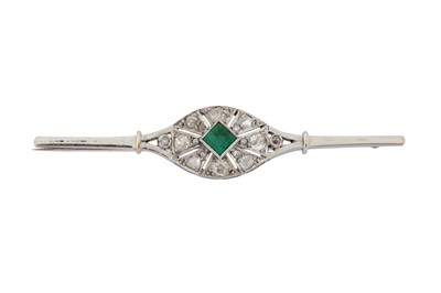 Lot 49 - AN EMERALD AND DIAMOND BAR BROOCH