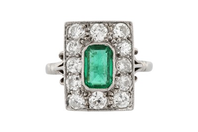 Lot 62 - AN EMERALD AND DIAMOND RING