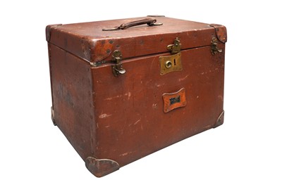 Lot 370 - A HAT BOX TRUNK