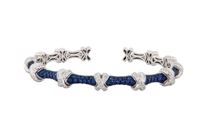 Lot 74 - A DIAMOND AND SAPPHIRE BANGLE