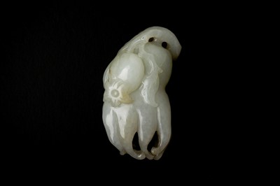 Lot 135 - A CHINESE PALE CELADON 'FOSHOU' FINGER CITRON JADE CARVING