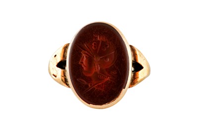 Lot 159 - A CORNELIAN SIGNET RING