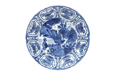 Lot 1 - A CHINESE BLUE AND WHITE 'BIRDS' KRAAK DISH