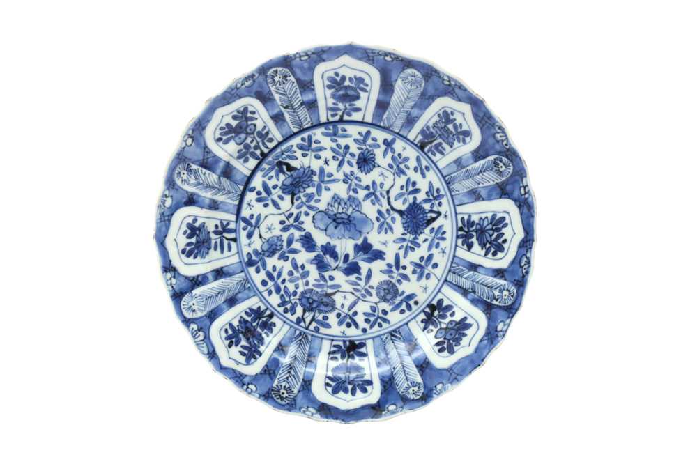 Lot 422 - A CHINESE BLUE AND WHITE 'FLORAL' DISH