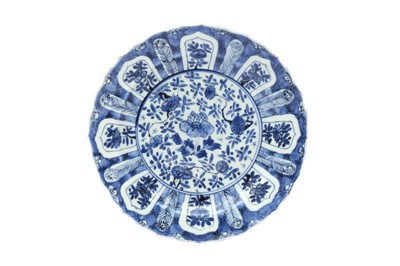 Lot 422 - A CHINESE BLUE AND WHITE 'FLORAL' DISH