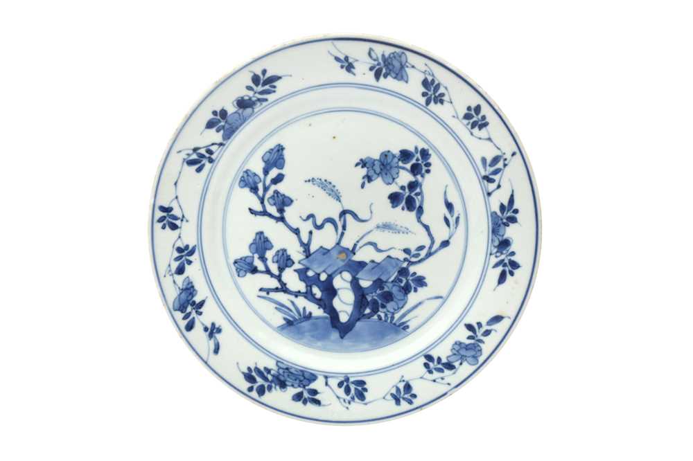 Lot 423 - A CHINESE BLUE AND WHITE 'FLORAL' DISH