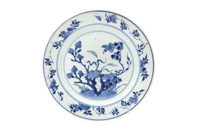 Lot 423 - A CHINESE BLUE AND WHITE 'FLORAL' DISH