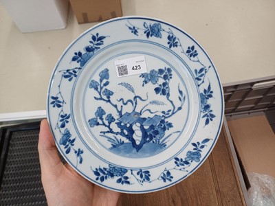 Lot 423 - A CHINESE BLUE AND WHITE 'FLORAL' DISH
