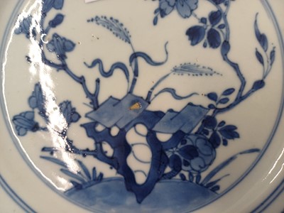 Lot 423 - A CHINESE BLUE AND WHITE 'FLORAL' DISH