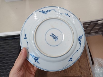 Lot 423 - A CHINESE BLUE AND WHITE 'FLORAL' DISH