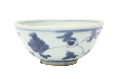 Lot 677 - A CHINESE BLUE AND WHITE 'FLORAL' BOWL