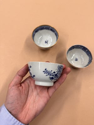 Lot 438 - A GROUP OF CHINESE BLUE AND WHITE CUPS