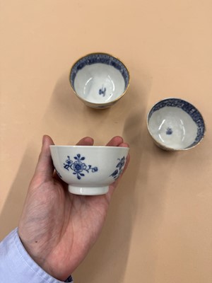 Lot 438 - A GROUP OF CHINESE BLUE AND WHITE CUPS