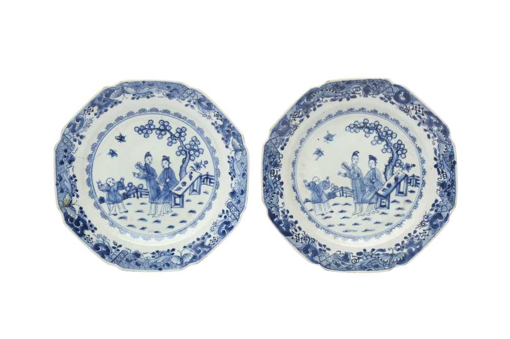 Lot 435 - TWO CHINESE EXPORT BLUE AND WHITE DISHES