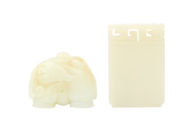 Lot 562 - TWO CHINESE JADE CARVINGS