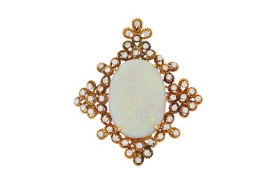 Lot 105 - AN OPAL AND DIAMOND BROOCH/PENDANT