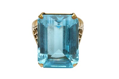 Lot 45 - A BLUE TOPAZ DRESS RING