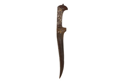 Lot 159 - AN 18TH CENTURY MUGHAL NORTH INDIAN GOLD AND SILVER OVERLAID STEEL PESH-KABZ DAGGER
