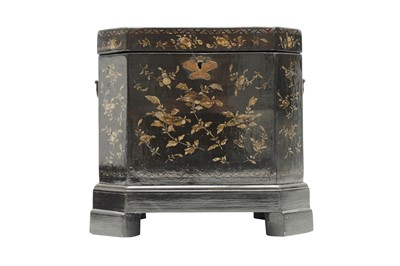 Lot 393 - A GEORGE III CHINOISERIE BLACK LAQUERED CELLARETTE