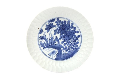 Lot 2 - A CHINESE KOSOMETSUKE MOULDED 'BIRD' DISH