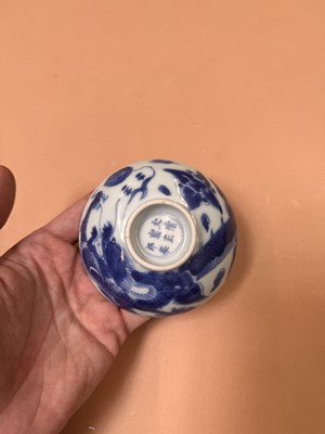 Lot 431 - A CHINESE BLUE AND WHITE 'DRAGON' COVER