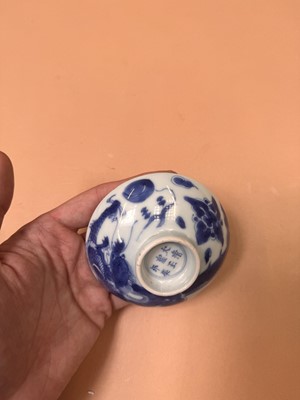Lot 431 - A CHINESE BLUE AND WHITE 'DRAGON' COVER
