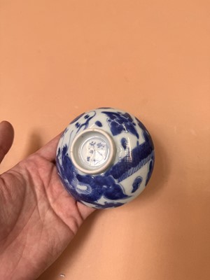 Lot 431 - A CHINESE BLUE AND WHITE 'DRAGON' COVER