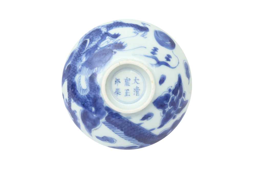 Lot 431 - A CHINESE BLUE AND WHITE 'DRAGON' COVER