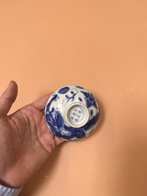Lot 431 - A CHINESE BLUE AND WHITE 'DRAGON' COVER