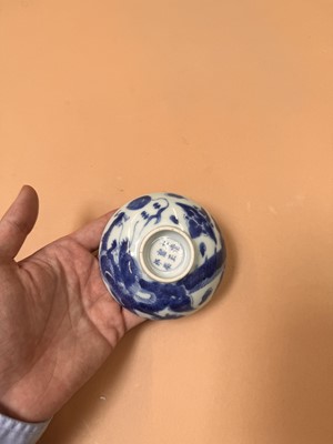 Lot 431 - A CHINESE BLUE AND WHITE 'DRAGON' COVER