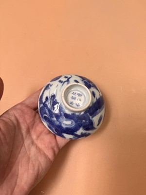 Lot 431 - A CHINESE BLUE AND WHITE 'DRAGON' COVER