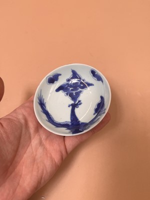 Lot 431 - A CHINESE BLUE AND WHITE 'DRAGON' COVER