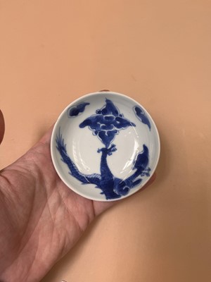 Lot 431 - A CHINESE BLUE AND WHITE 'DRAGON' COVER