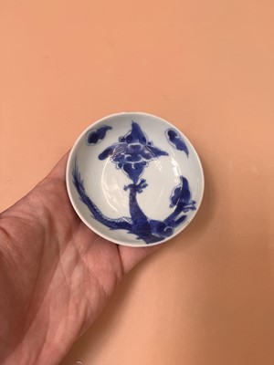 Lot 431 - A CHINESE BLUE AND WHITE 'DRAGON' COVER