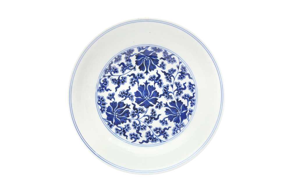 Lot 464 - A CHINESE BLUE AND WHITE 'LOTUS' DISH