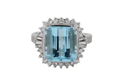 Lot 75 - AN AQUAMRINE AND DIAMOND RING