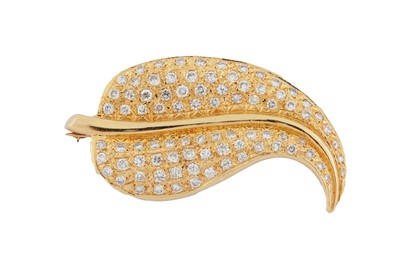 Lot 188 - A DIAMOND LEAF BROOCH