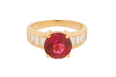 Lot 120 - A TOURMALINE AND DIAMOND RING