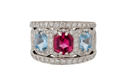 Lot 81 - A TOURMALINE, AQUAMARINE AND DIAMOND DRESS RING