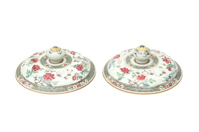 Lot 100 - A PAIR OF LARGE CHINESE EXPORT FAMILLE-ROSE COVERS