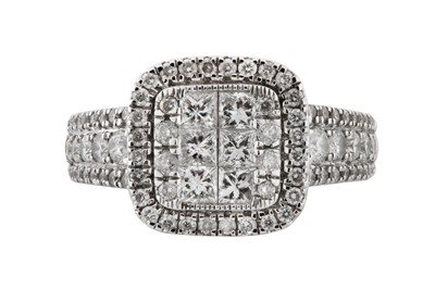 Lot 239 - A DIAMOND CLUSTER RING