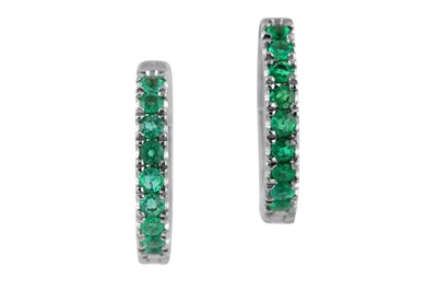 Lot 123 - A PAIR OF EMERALD HOOP EARRINGS