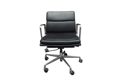 Lot 424 - A LEATHER DESK CHAIR
