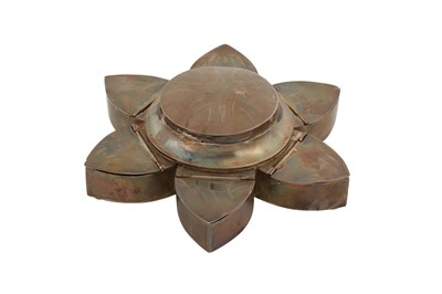 Lot 107 - A late 20th century Indian unmarked silver pandan box