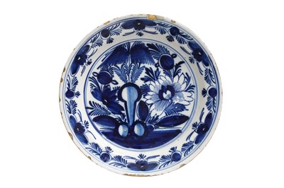 Lot 192 - A DUTCH DELFT BLUE AND WHITE CHARGER, CIRCA 1800