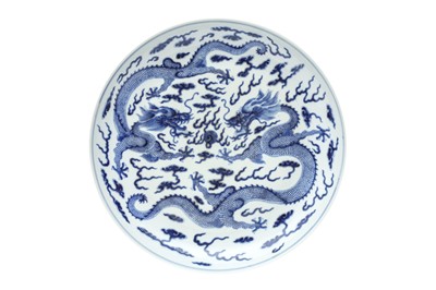 Lot 353 - A LARGE CHINESE BLUE AND WHITE 'DRAGONS' DISH