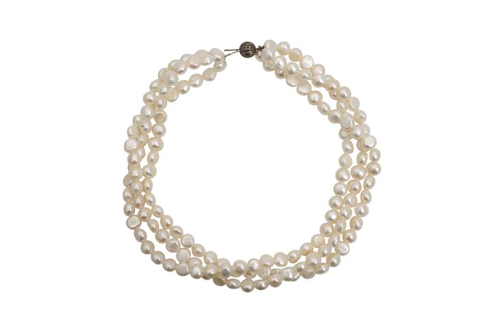Lot 23 - A THREE-STRAND PEARL NECKLACE