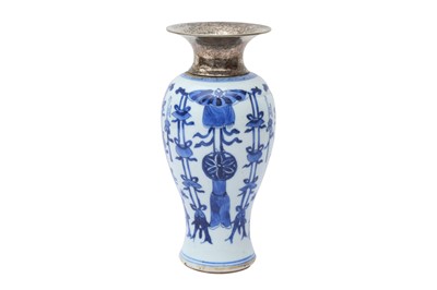 Lot 10 - A CHINESE BLUE AND WHITE VASE